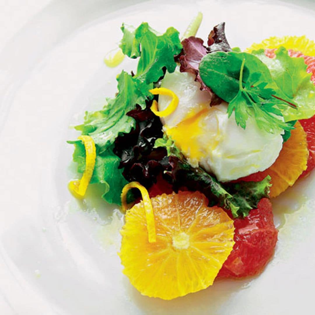 Ensalada de hojas tiernas y cítricos con huevo escalfado