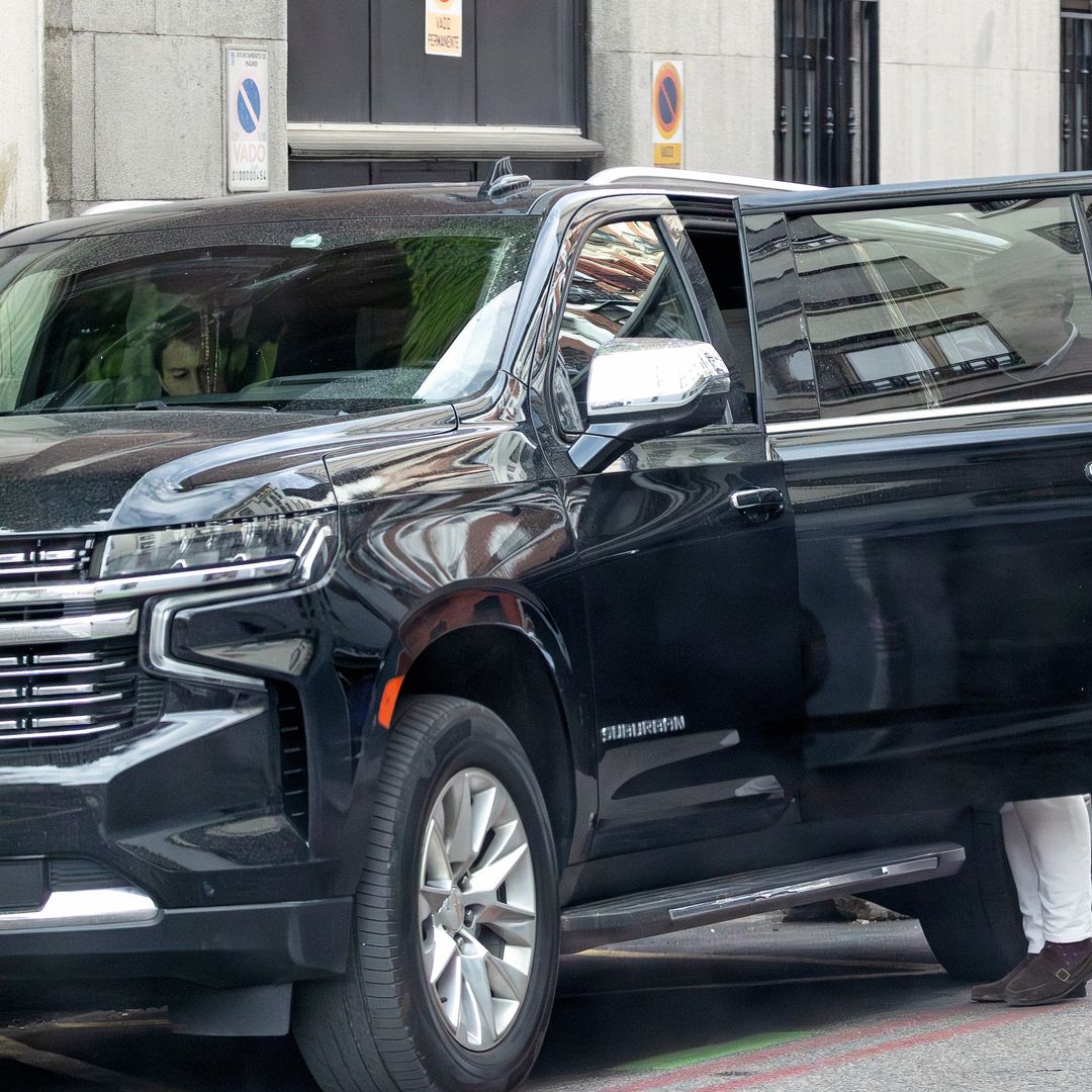  Andrés saliendo de palacio
