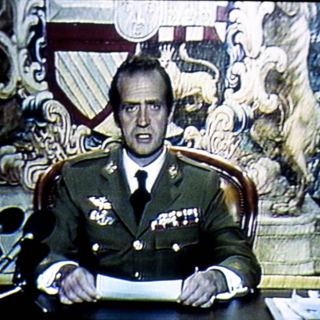 El rey Juan Carlos narra por fin cómo vivió el 23-F: " Ya no tenía el poder ejecutivo para actuar. Solo podía escuchar y alertar. Y entonces ocurrió lo impensable"