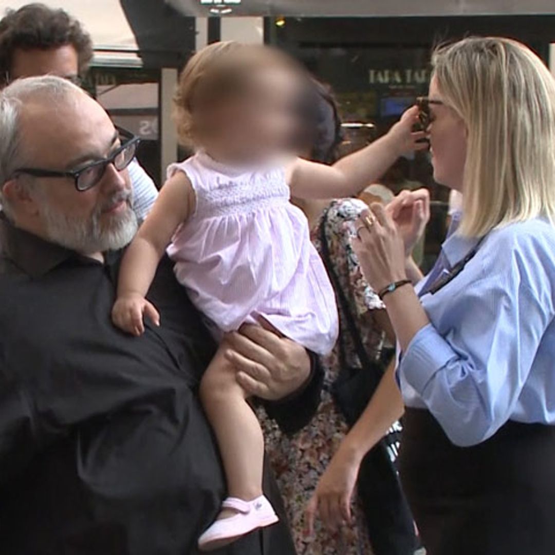 Álex de la Iglesia y Carolina Bang se llevan a su hija al trabajo ¡y es adorable!