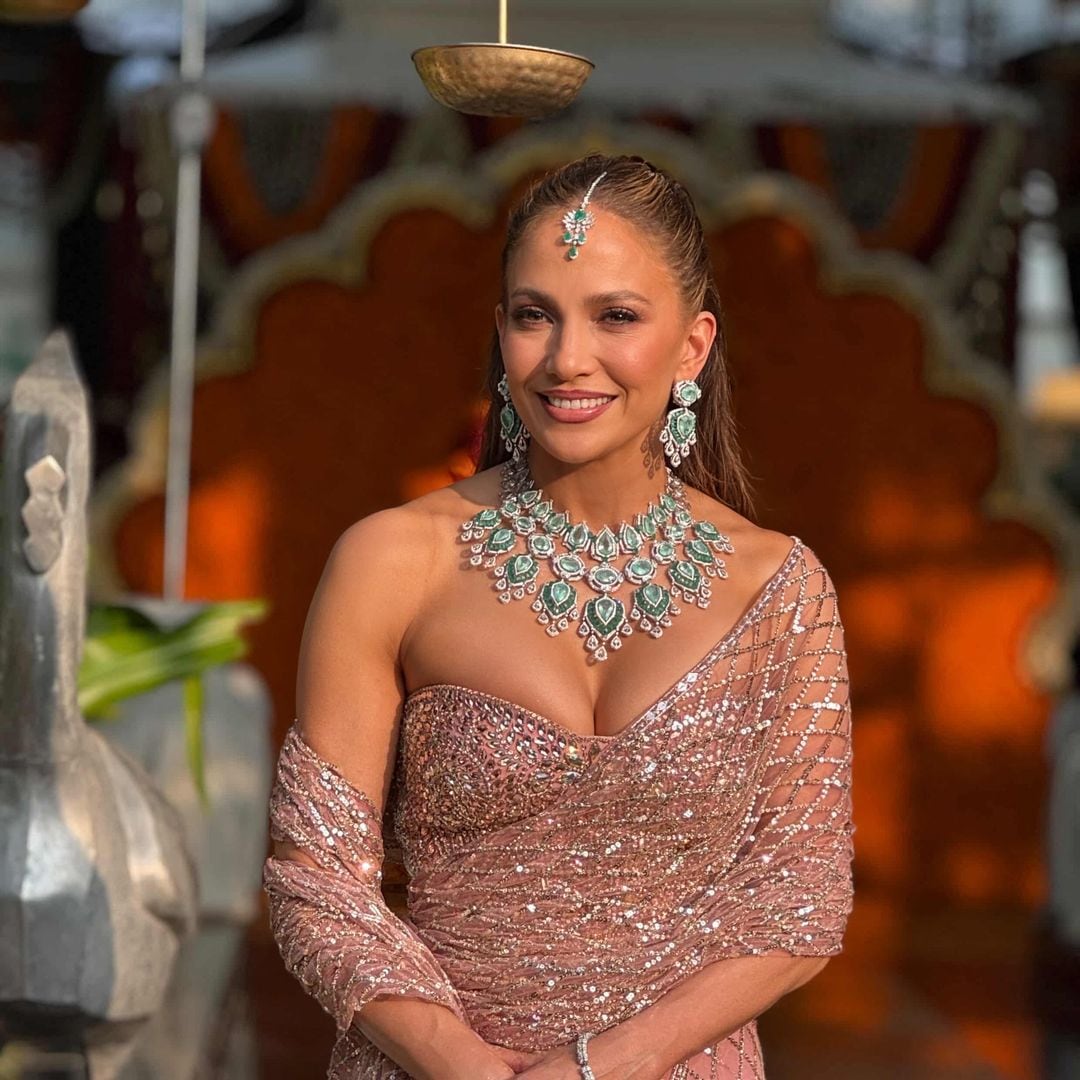 Entre transparencias y esmeraldas, Jennifer Lopez derrocha glamour en la India
