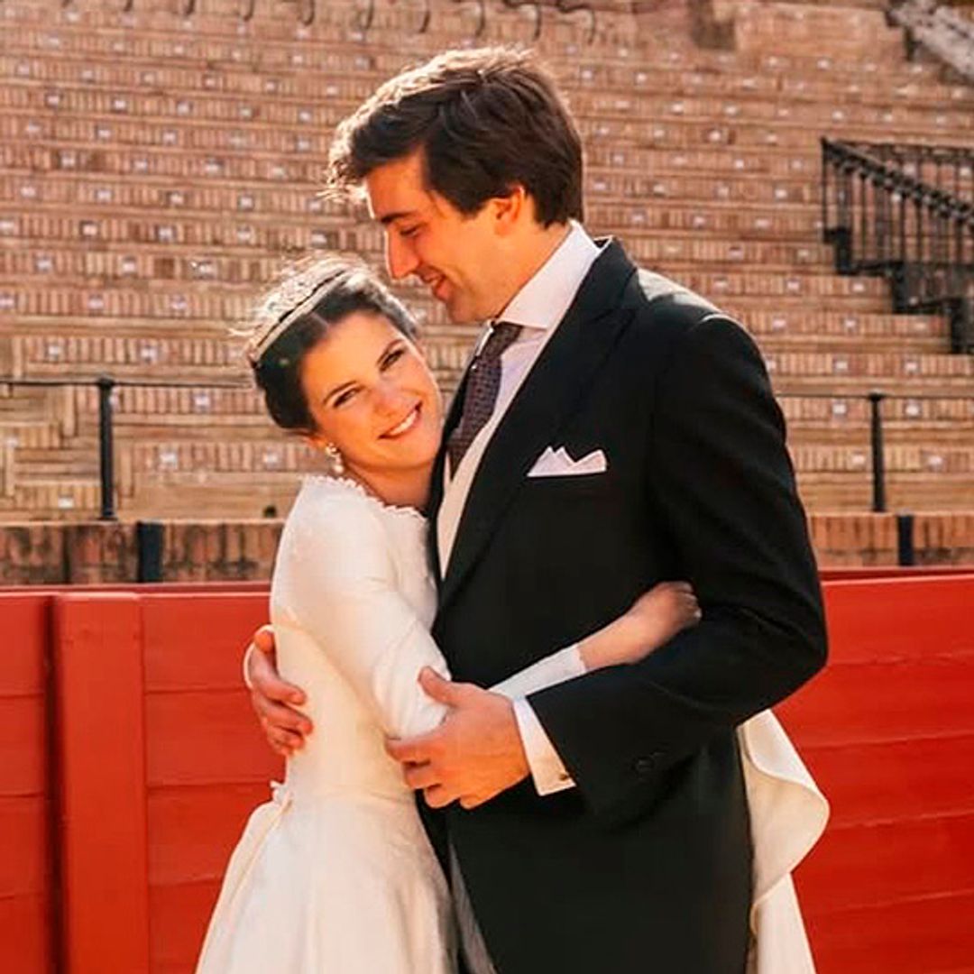 Un vestido artesanal, una tiara familiar y la Maestranza de Sevilla para casarse: Mercedes de Olazábal de Solís comparte imágenes inéditas de su boda