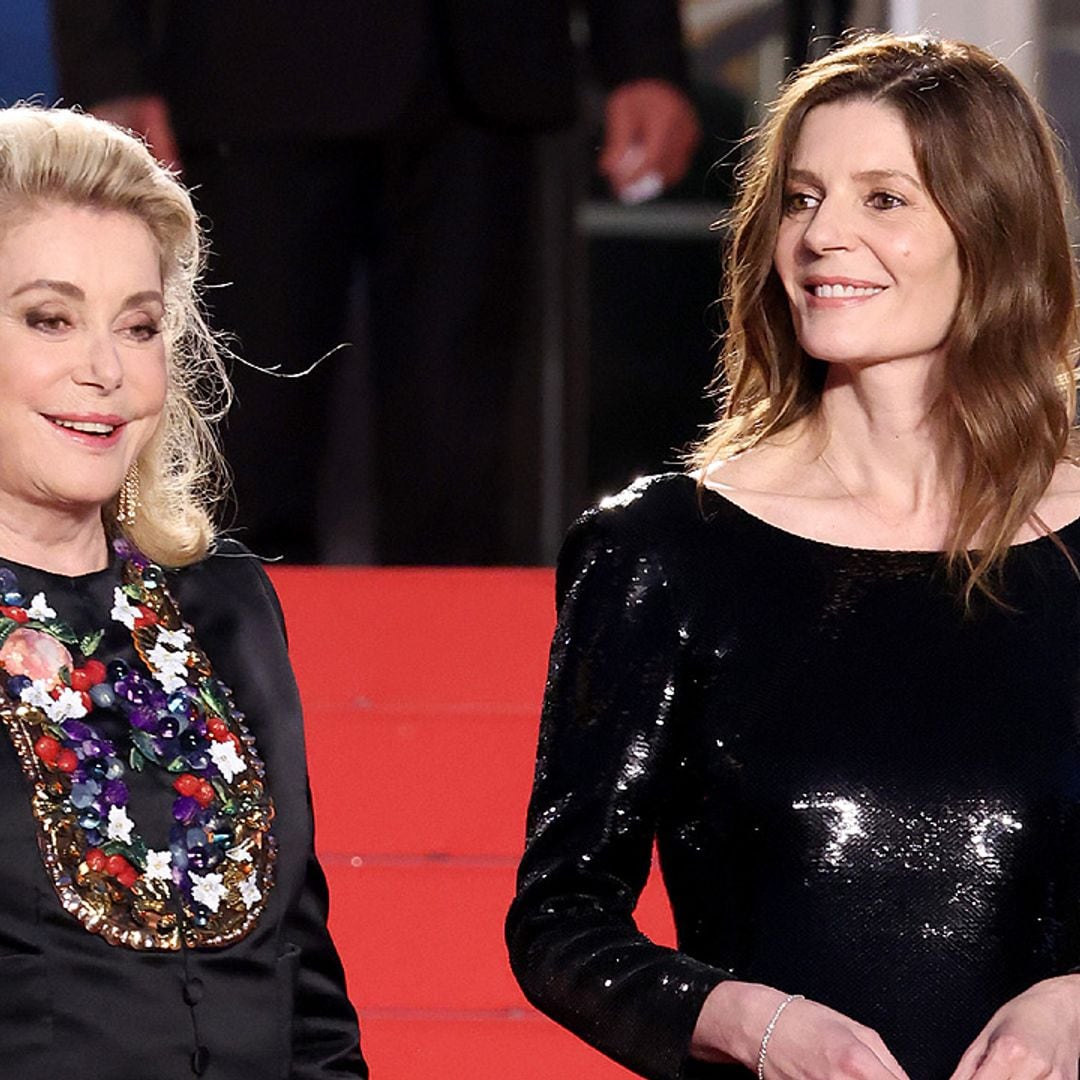 La emoción de Catherine Deneuve y Chiara Mastroianni al estrenar la película sobre el hombre que marcó sus vidas