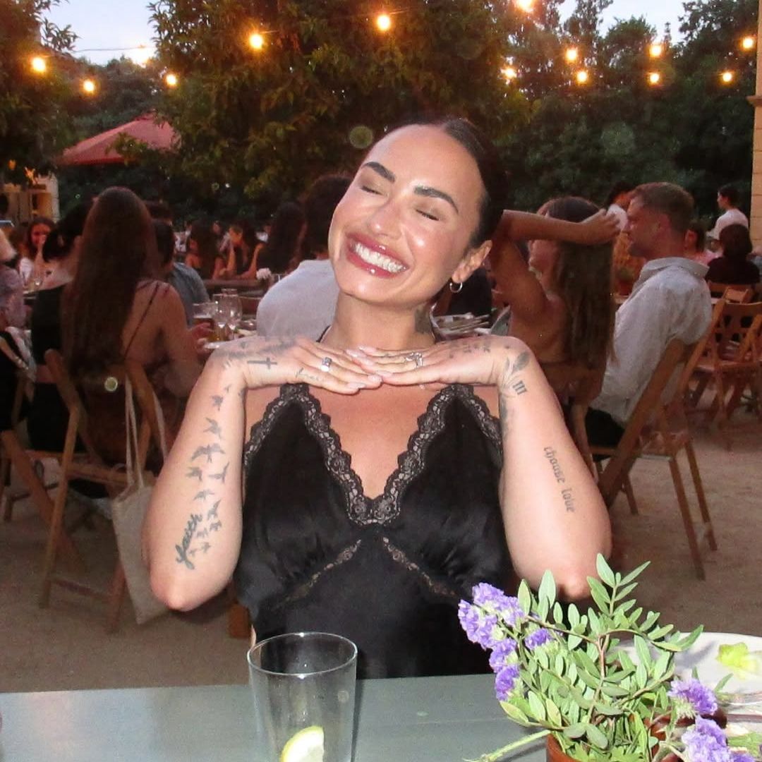 Demi Lovato en una terraza de Barcelona