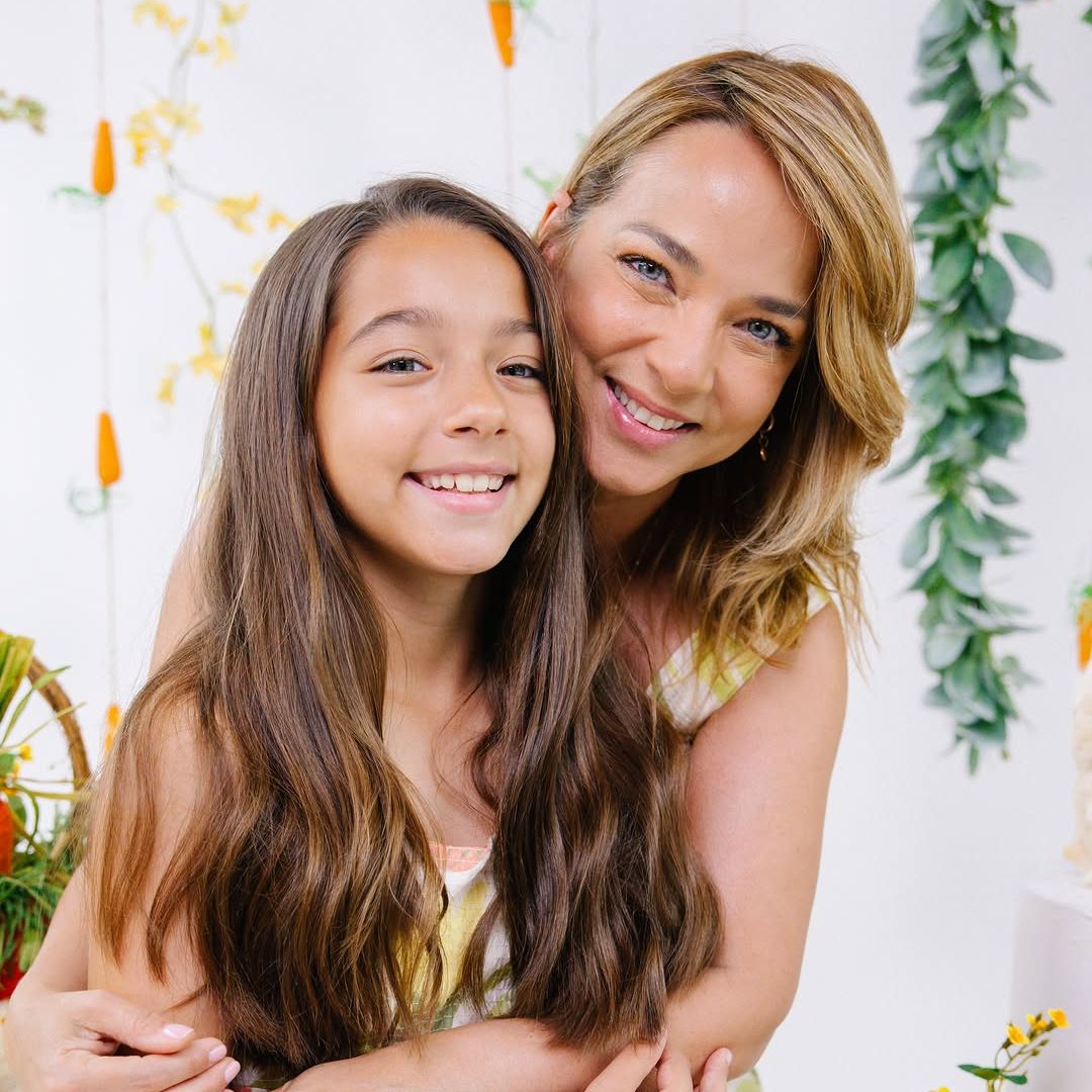 Adamari López pone un alto a las críticas y la polémica por la foto de su hija Alaïa en tacones