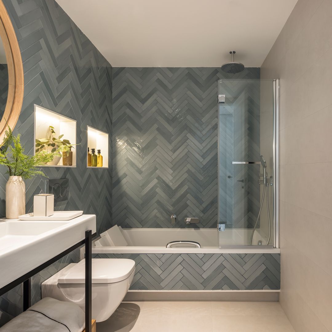 10 ideas para revestir las paredes de tu baño y subir su nivel