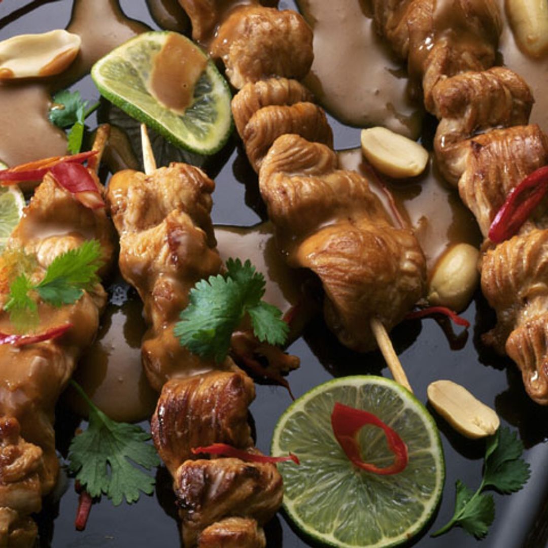 Brochetas de pavo con salsa de crema de cacahuete y lima