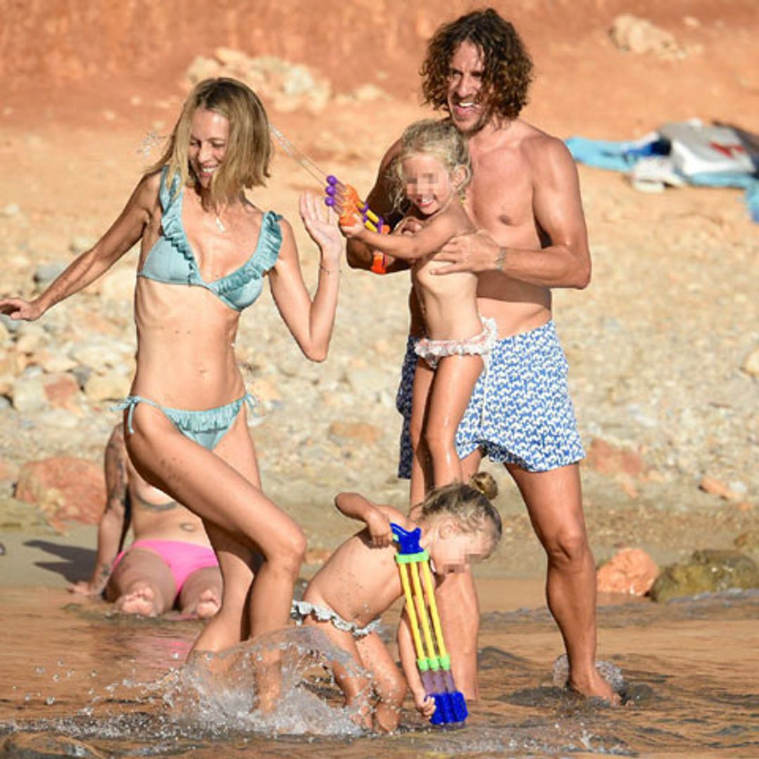 Castillos de arena y baños en el mar: Carles Puyol y Vanesa Lorenzo, día de playa con sus hijas en Ibiza