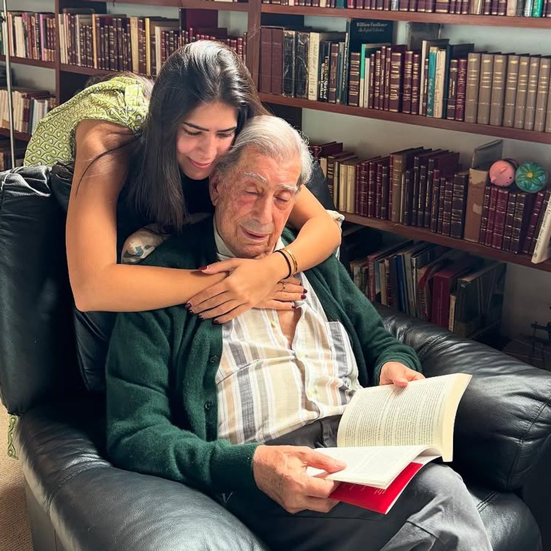 Mario Vargas Llosa con su nieta Josefina