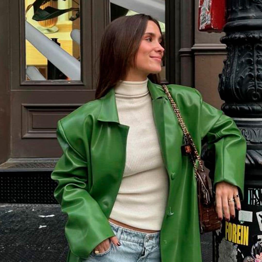 Alerta FASHION: el nuevo abrigo 'Matrix' es verde y ya lo llevan las chicas con más estilo 💚