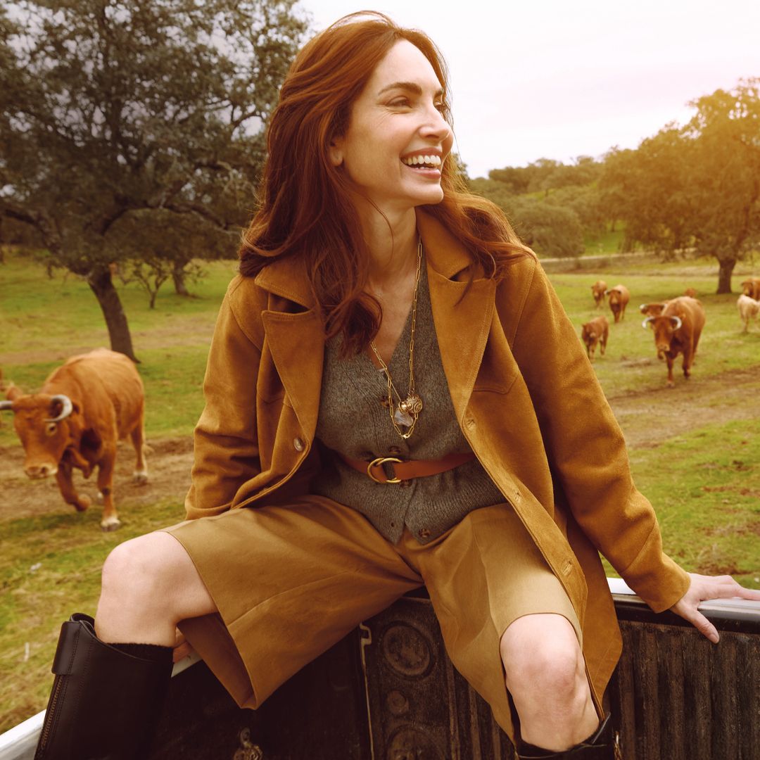 Eugenia Silva rodeada de vacas