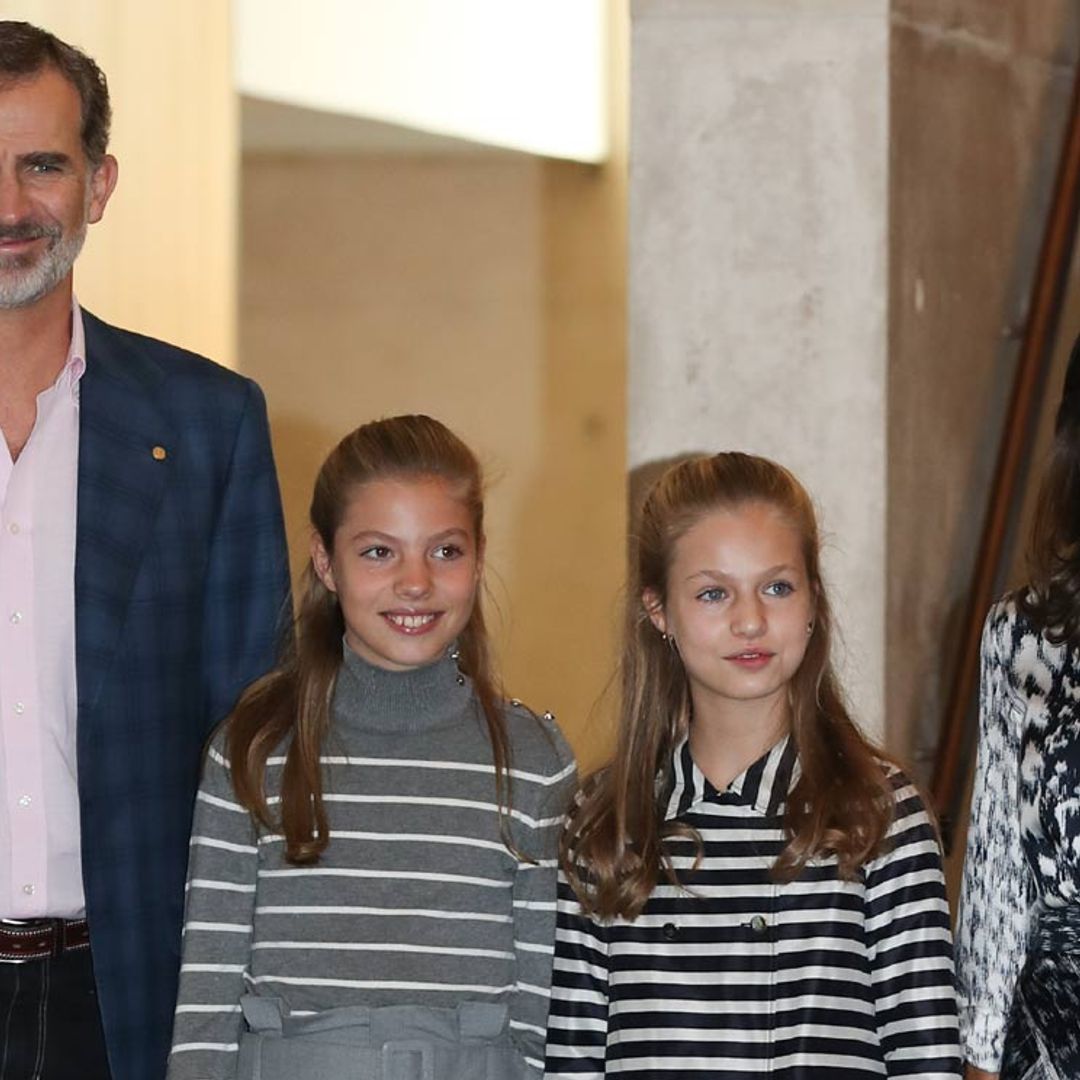Don Felipe, doña Letizia y sus hijas comienzan las vacaciones viendo 'Star Wars' en el cine
