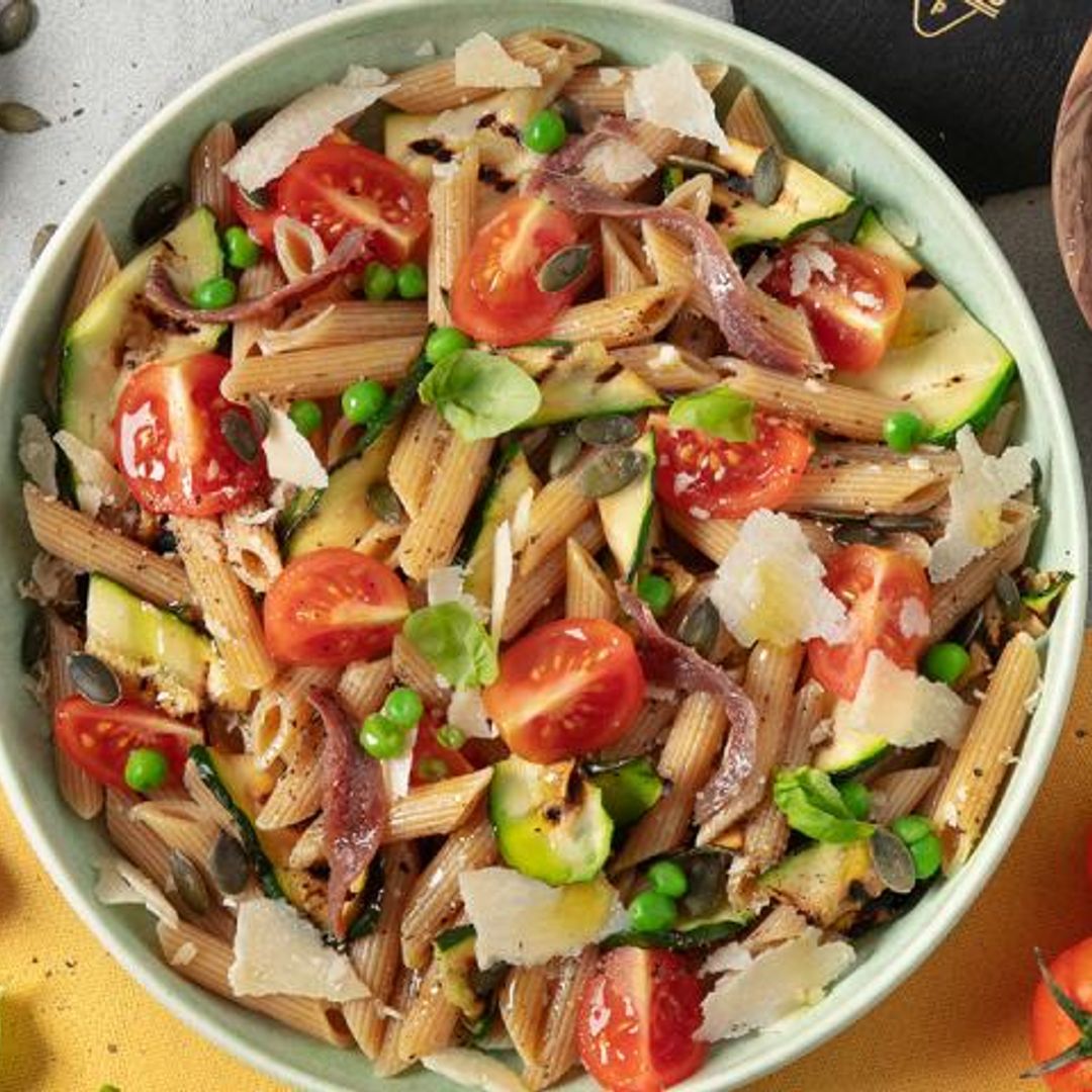 Ensalada de pasta con anchoas y queso Grana Padano