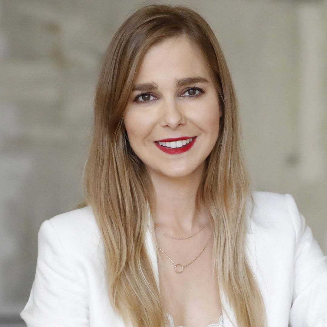 Las vacaciones de Natalia Sánchez con su hija: playa y... ¡muchos pañales!