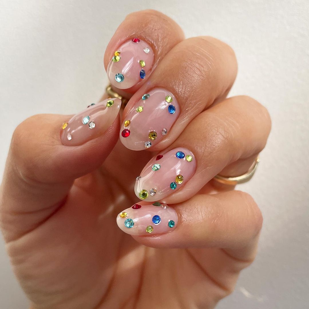 'Crystal nails’, la manicura de moda con adornos que más rejuvenece
