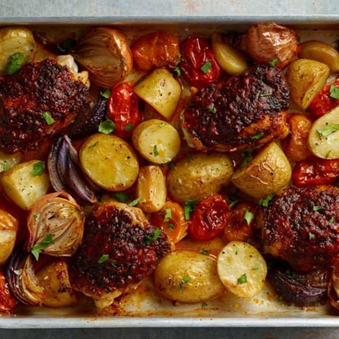 Pollo al horno con tomatitos, patatas y cebollas
