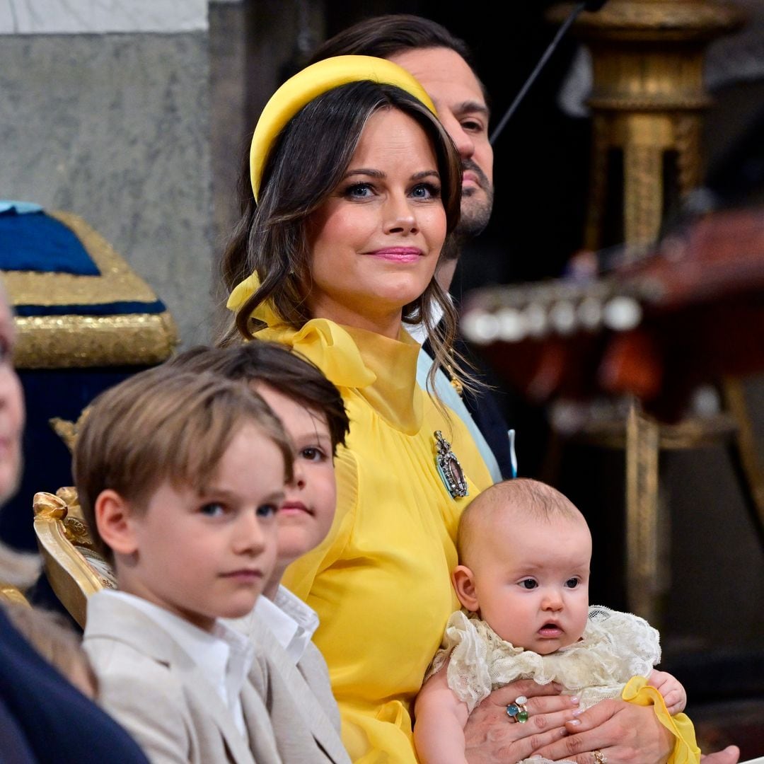 Sofia de Suecia desafía la mala suerte vestida de amarillo en el bautizo de su hija, Ines