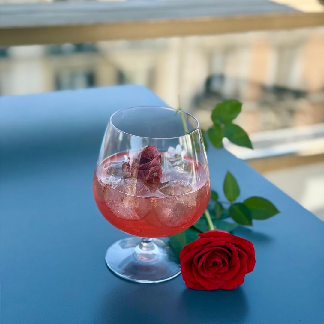 La Terrassa del Claris celebra Sant Jordi con el cóctel Aura