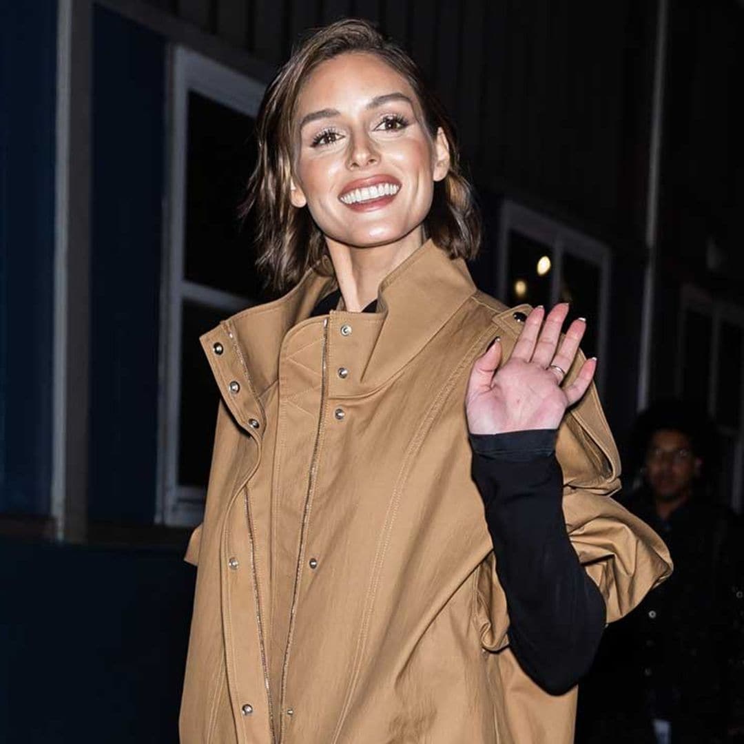 Olivia Palermo transforma el clásico chubasquero en el look más elegante de New York Fashion Week