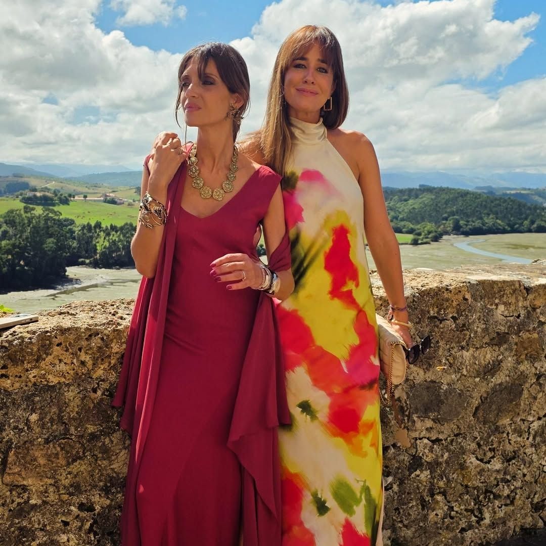 Sara Carbonero e Isabel Jiménez se van de boda en Cantabria con "la familia al completo" de su firma de moda
