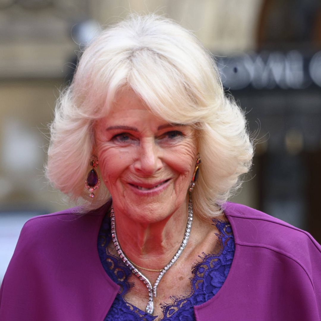 La reina Camilla abre su joyero secreto: la serpiente de diamantes y los pendientes centenarios en un aniversario histórico