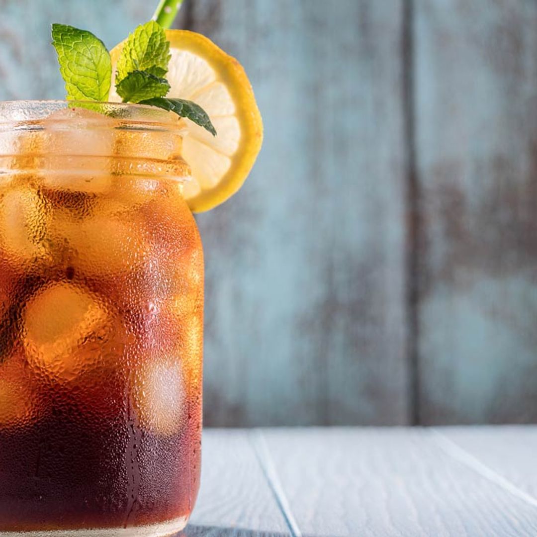 Infusiones frías de plantas medicinales para reponer líquidos en verano