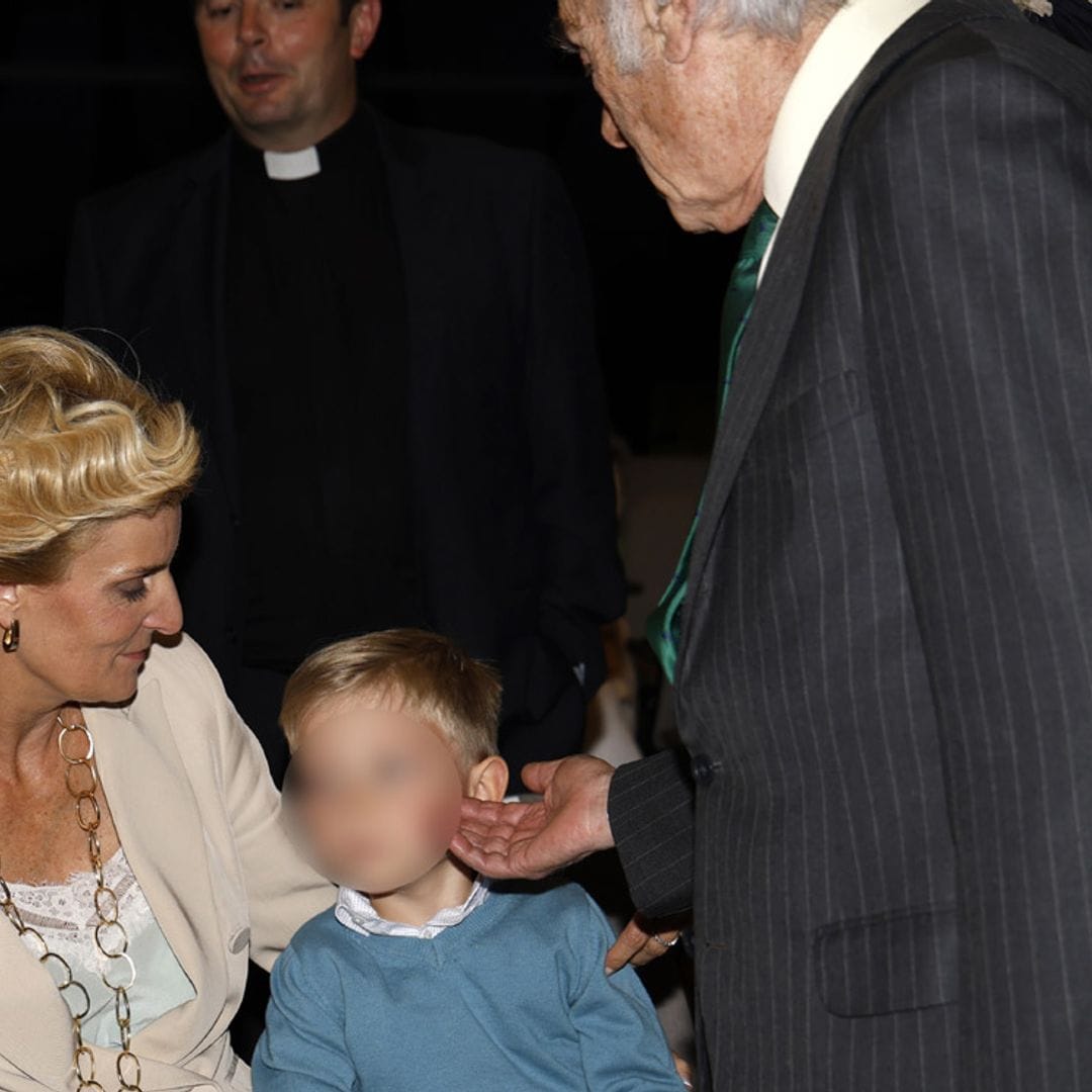 María Zurita presenta su libro acompañada de su mayor fan, su hijo Carlos, y rodeada de amigos