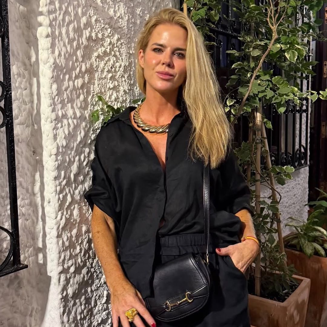 Amelia Bono sorprende con sus looks para un día de playa en Marbella: vestido salvaje de Zara y bañador con truco para afinar la cintura