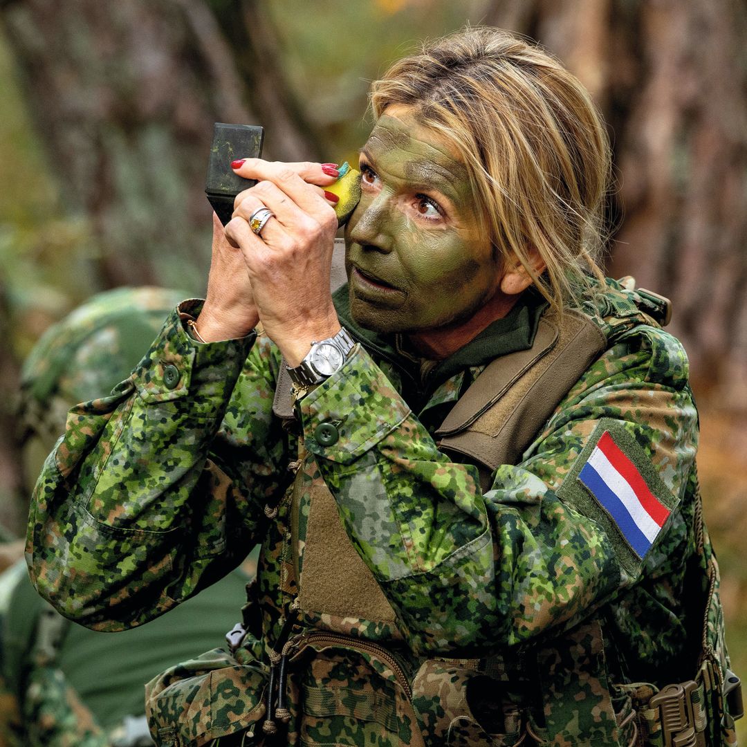 Máxima pintándose la cara de verde (para poder camuflarse en plena naturaleza), durante los entrenamientos