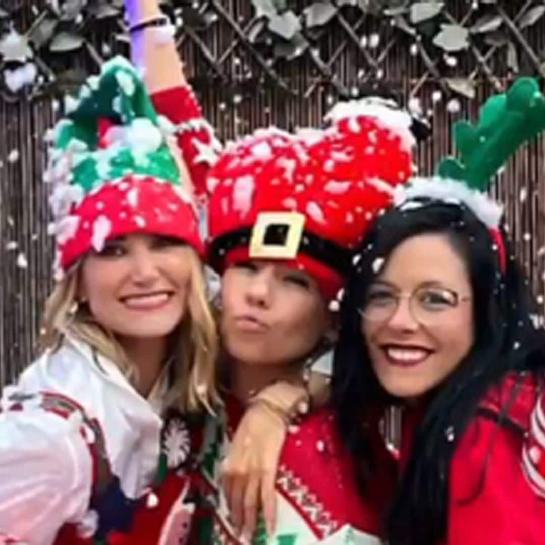 La divertidísima 'pijamada' navideña de Alba Carrillo y sus amigos, ¡con guiño a Feliciano López incluido!