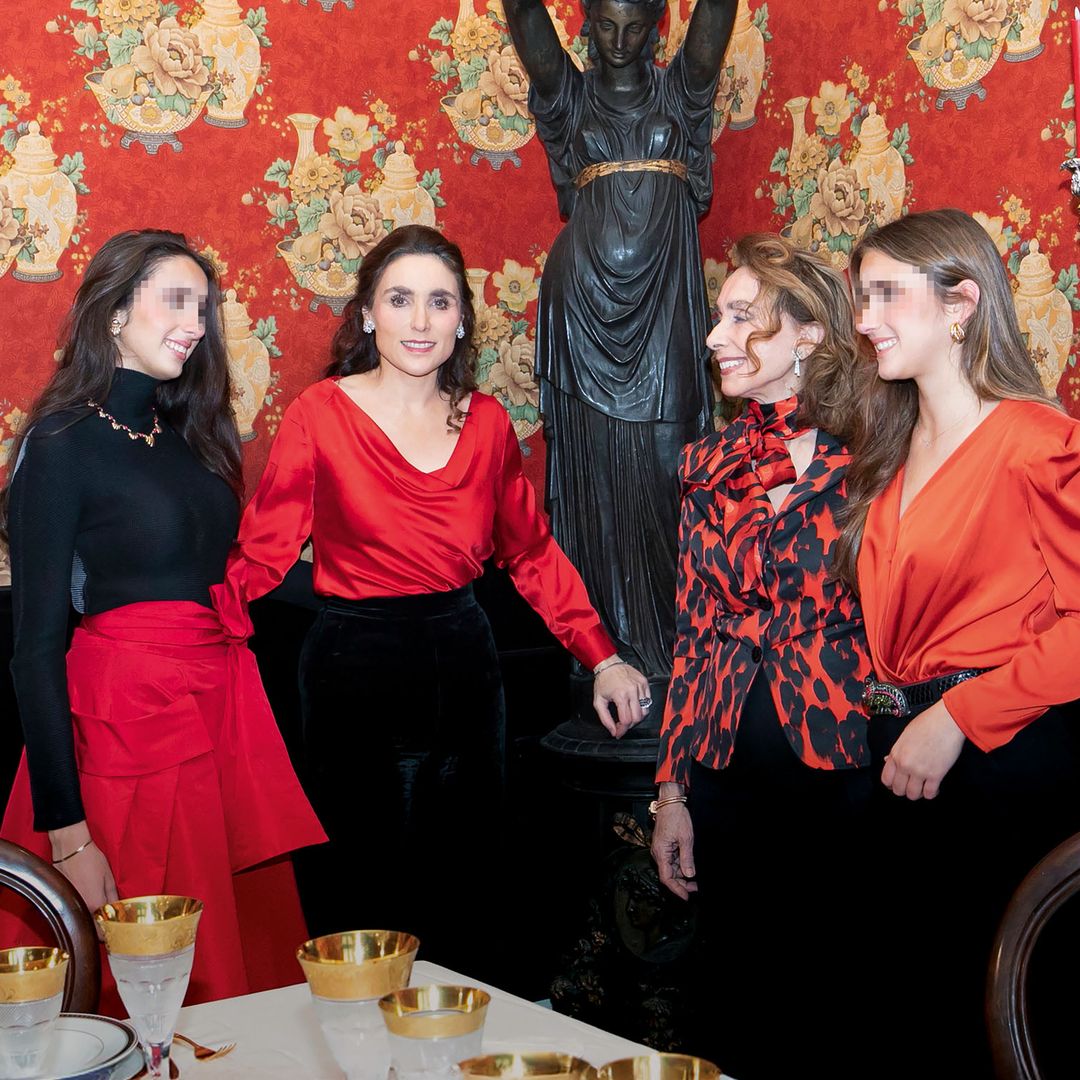 Paloma Segrelles posa por primera vez con su madre y sus mellizas en Navidad y nos habla de sus planes: "Tiziana es de números y Paloma de letras"