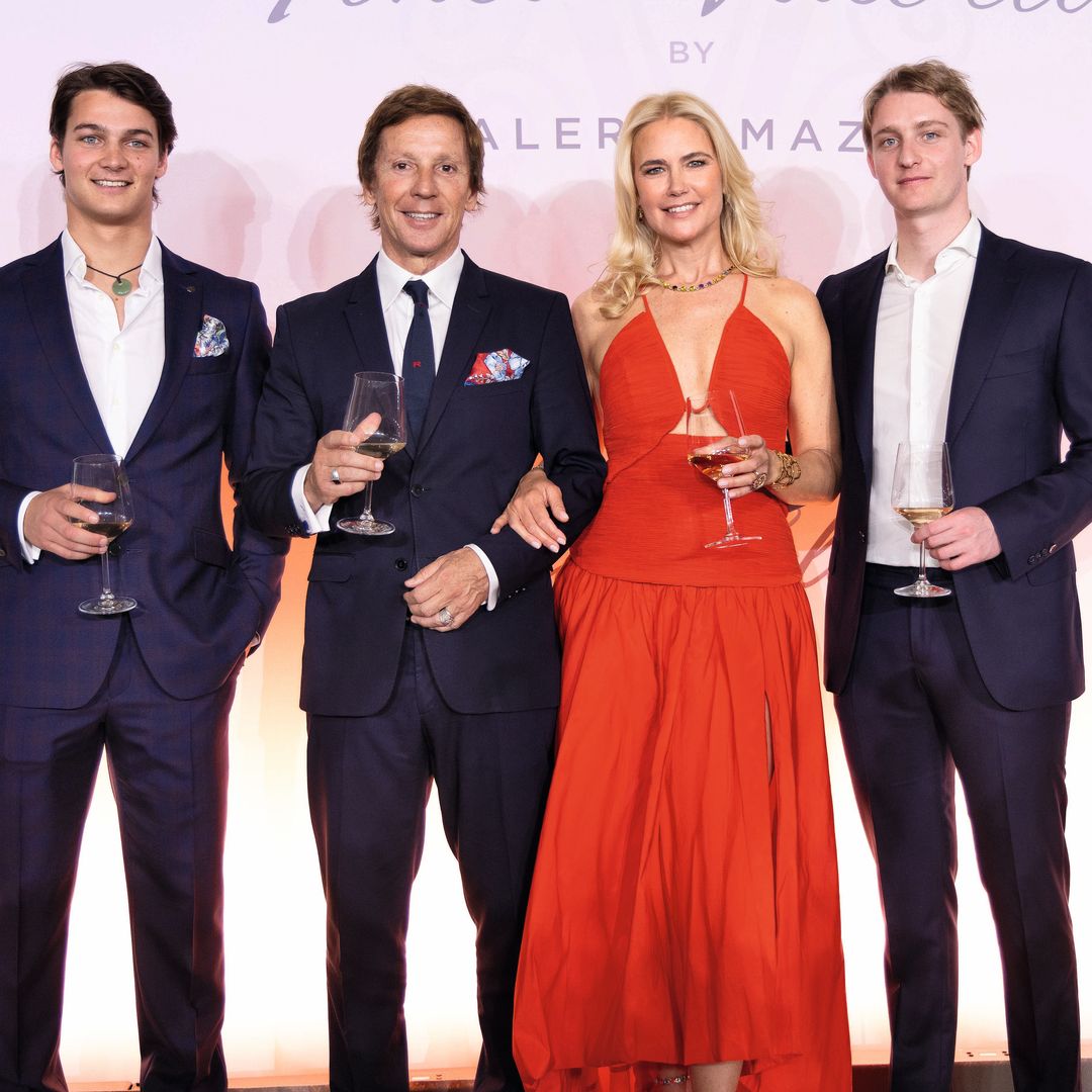Con su marido, Alejandro Gravier, y Balthazar (derecha) y Tiziano, sus dos hijos mayores