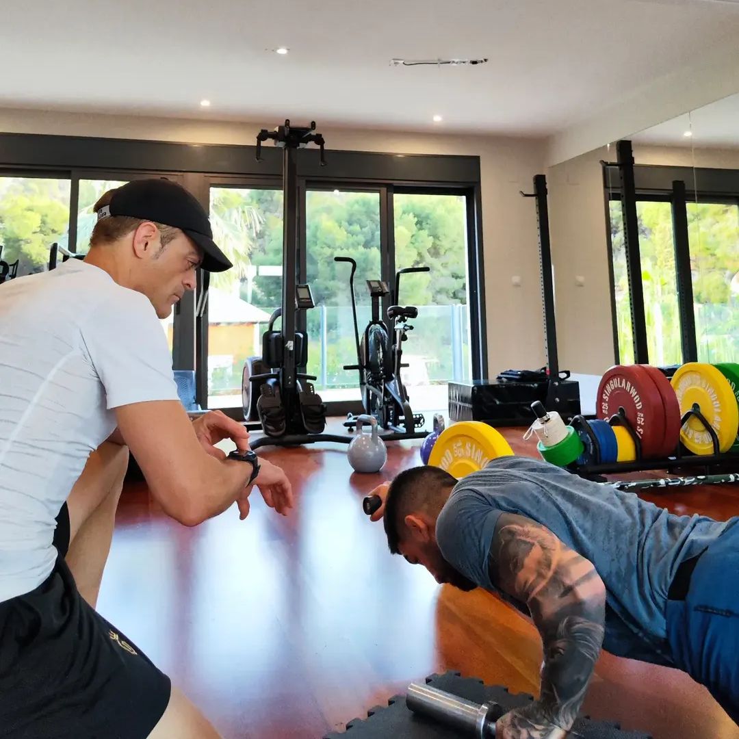 Aldo e Ilia entrenando juntos en el gimnasio de Topuria 