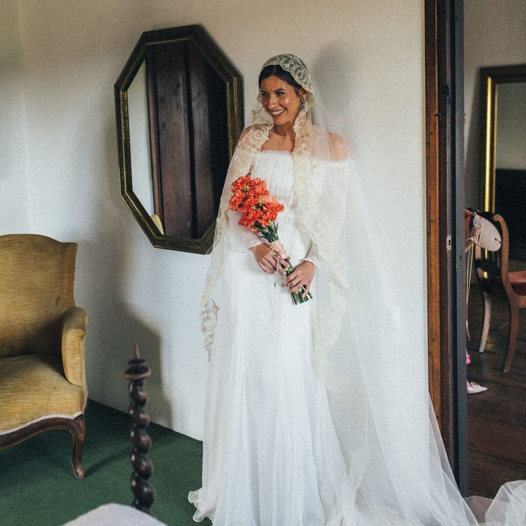 Paula, la novia que llevó un velo familiar del siglo XIX para su boda en Asturias