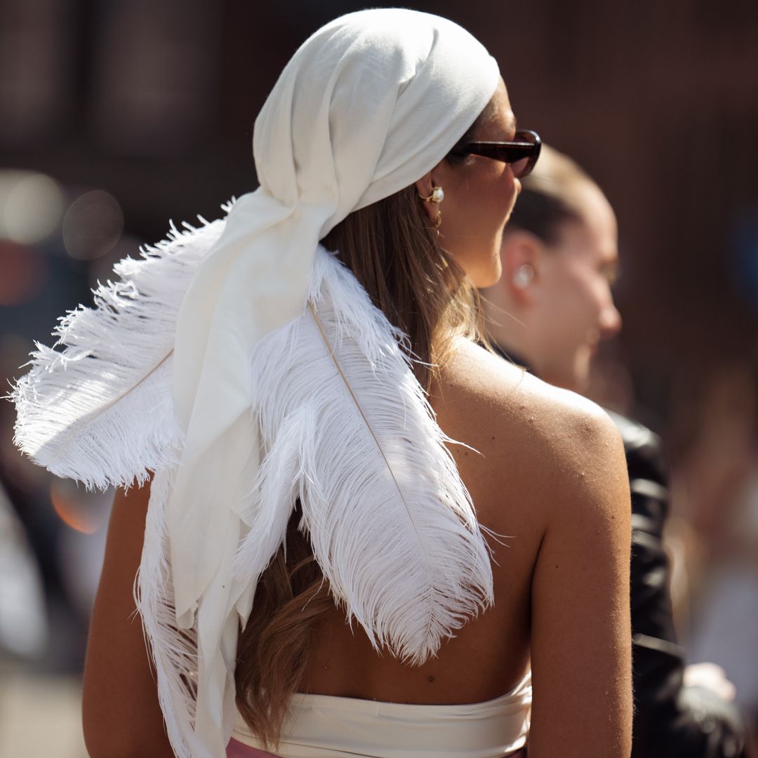 Mujer en Copenhague con pañueloa modo de casquete y plumas