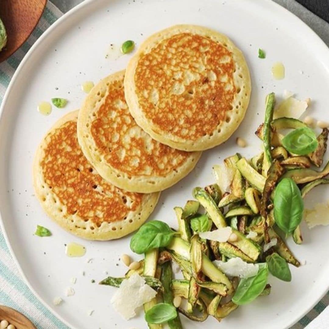 Tortitas saladas con calabacín, piñones y queso
