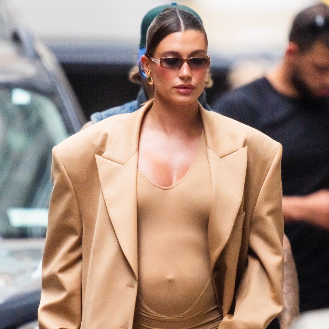 Hailey Bieber presume su 'baby bump' en los atuendos más 'chic' y sofisticados