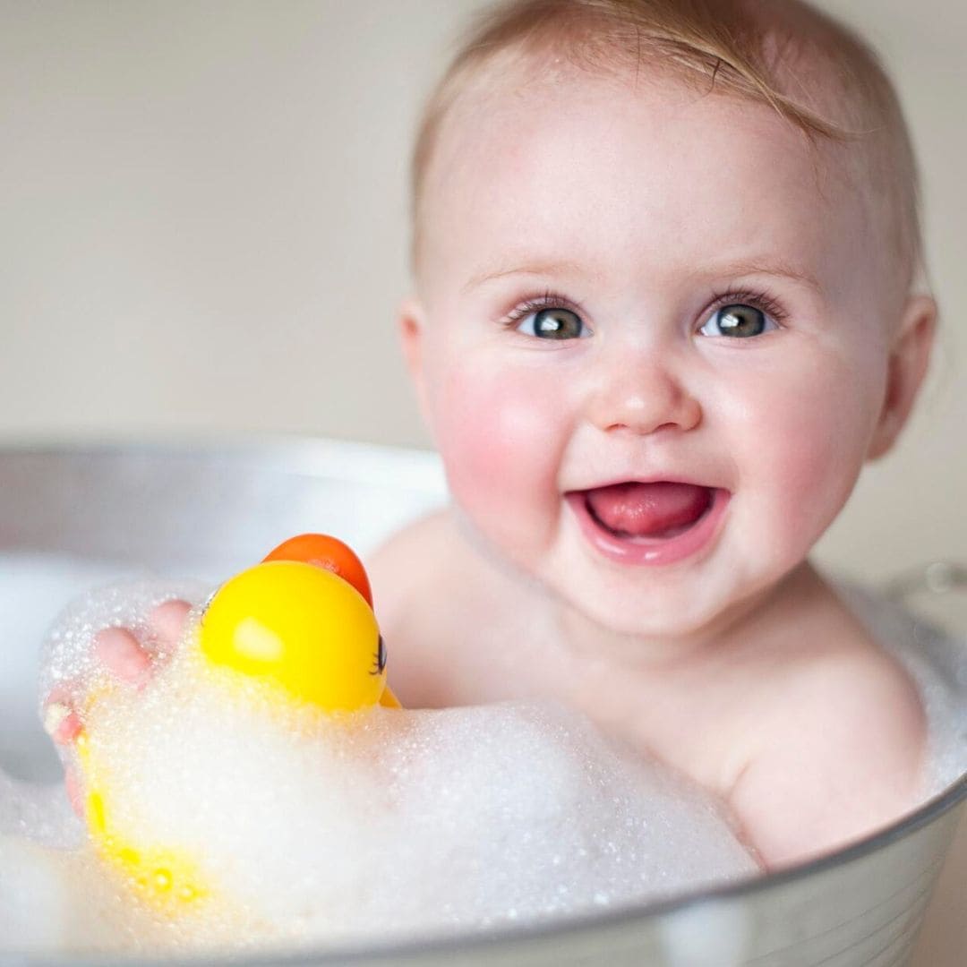 Beneficios del baño diario en bebés y niños (más allá de la higiene)