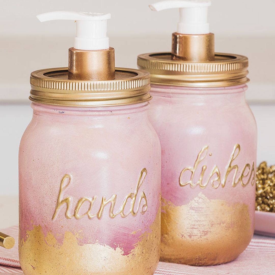 ¡Fabrícate un dispensador de jabón con botes de cristal reciclados!