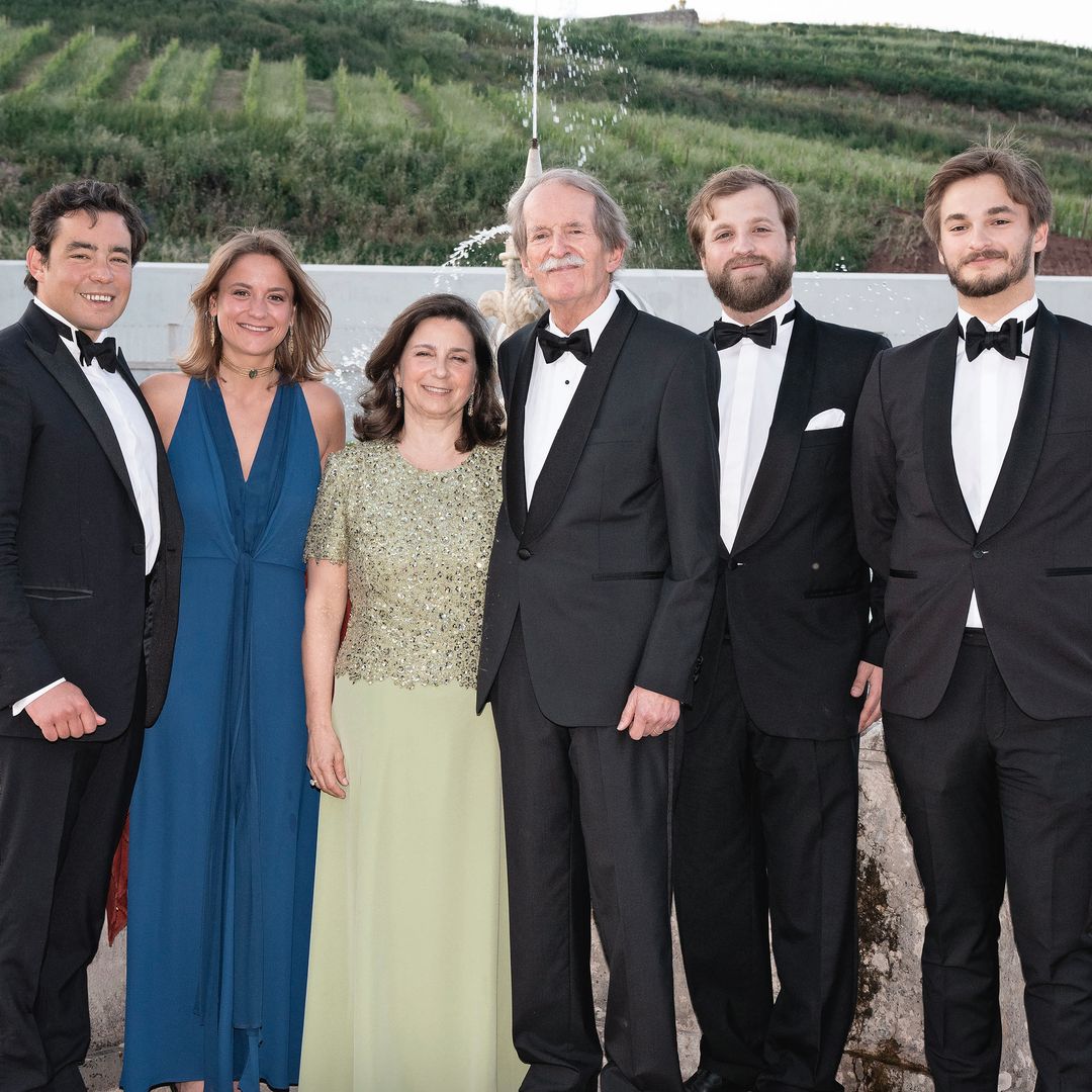 Alfonso de Braganza junto a sus hermanos, la infanta María Francisca, duquesa de Coímbra (con su marido, Duarte Martins), y Dionisio, duque de Oporto e infante de Portugal, en la fiesta con la que los duques de Braganza celebraron sus tres décadas de matrimonio