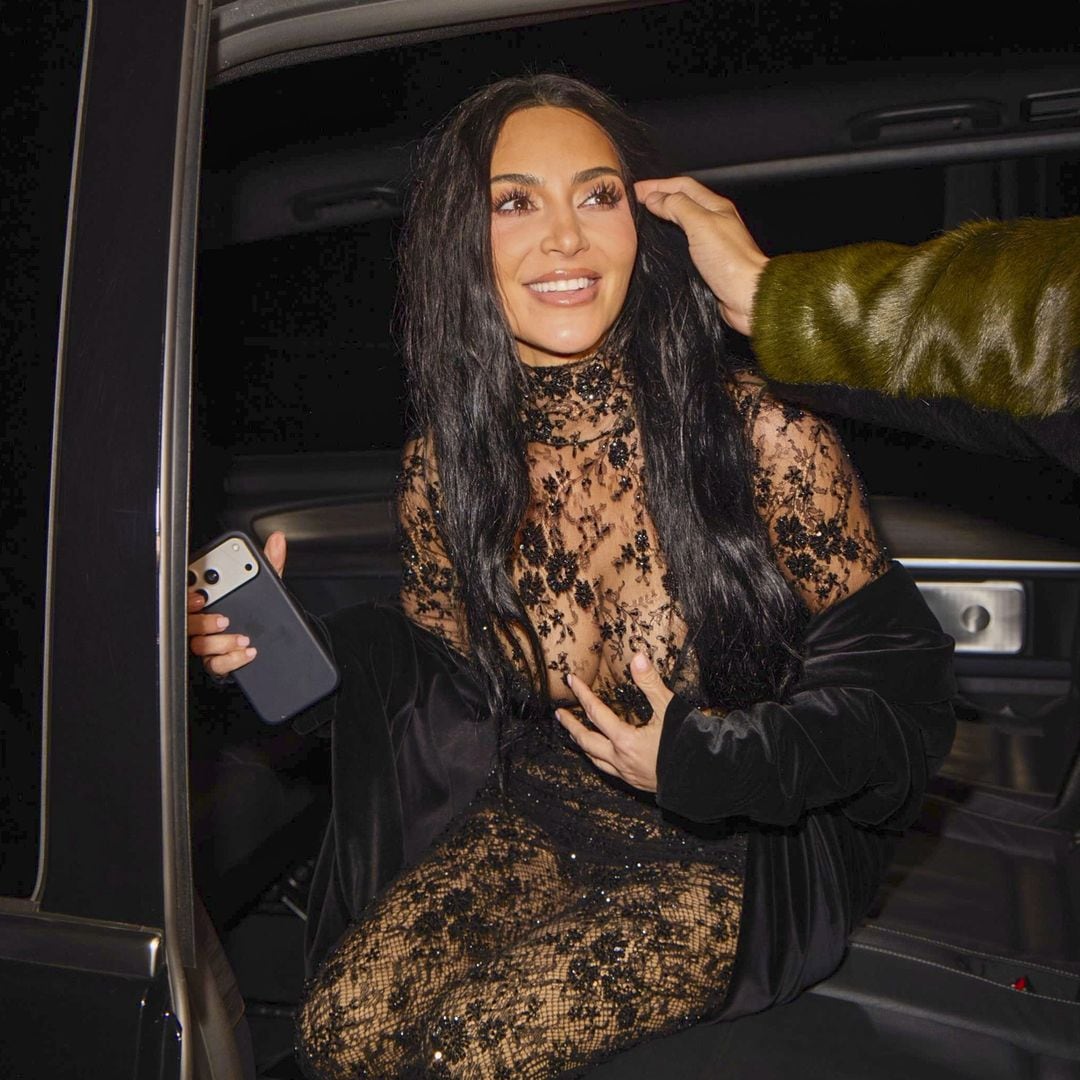 Kim Kardashian presume sus curvas en París en medio de las especulaciones de romance con Lewis Hamilton