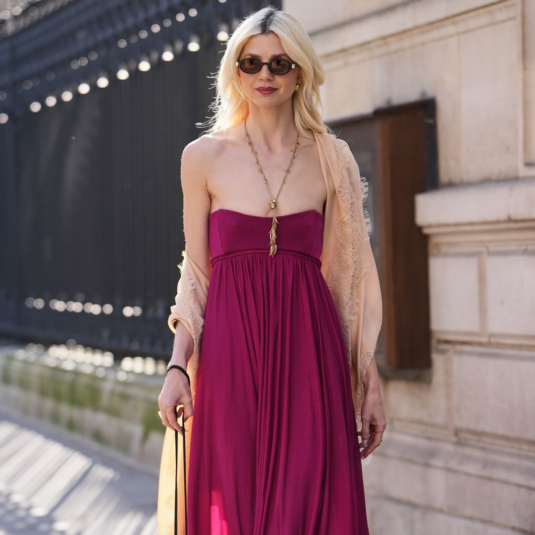 El fular para invitadas que te va a solucionar las bodas de primavera: arrasa en ventas, está disponible en 23 colores y cuesta menos de 15€