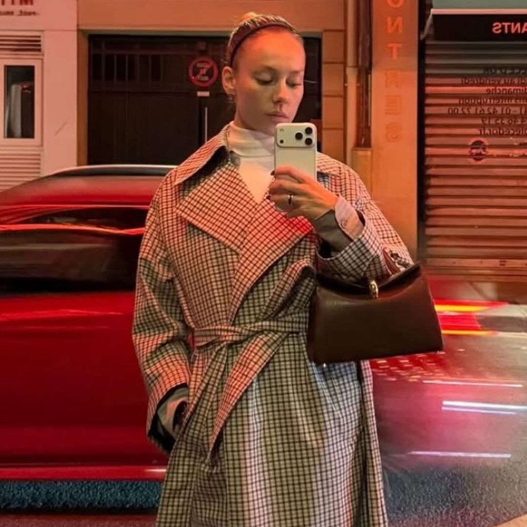 Ester Expósito elige una gabardina 'oversize' de Zara para sus noches románticas en París con Mbappé