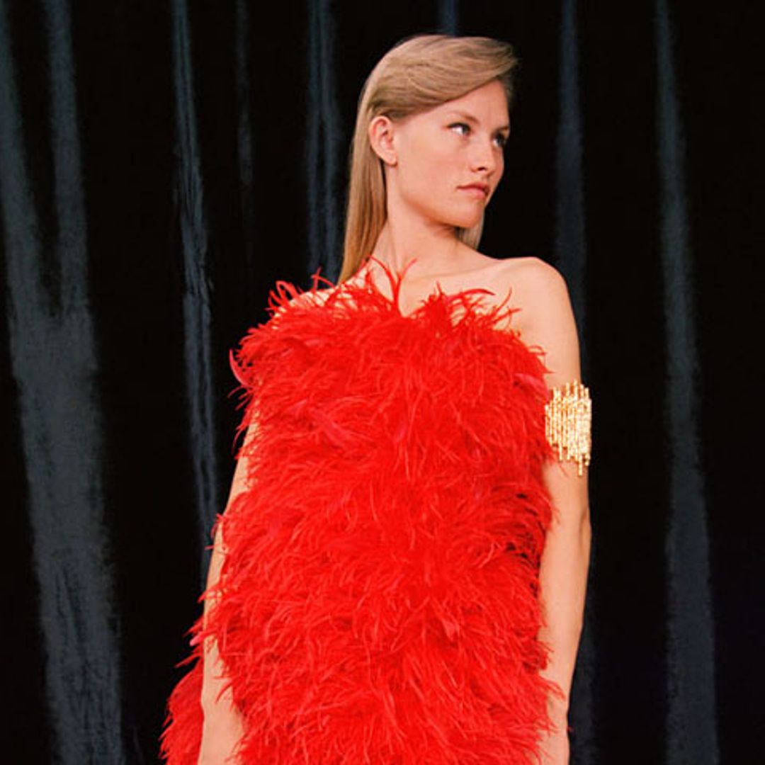 Vestidos de fiesta con plumas, la nueva obsesión de las expertas en moda