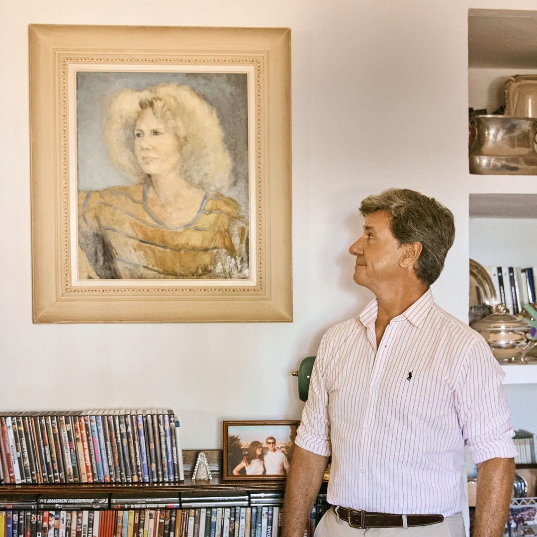 Cayetano en la sala de estar de la vivienda. En ella posa junto a un retrato de su madre, Cayetana de Alba, mientras valora todos los retos que ha asumido en su finca sevillana. "He tenido muchísimas dificultades y quebraderos de cabeza, pero estoy contento porque es mi casa, es mi futuro y mi finca. Se lo dejaré a mis descendientes", confiesa el jinete a ¡HOLA!