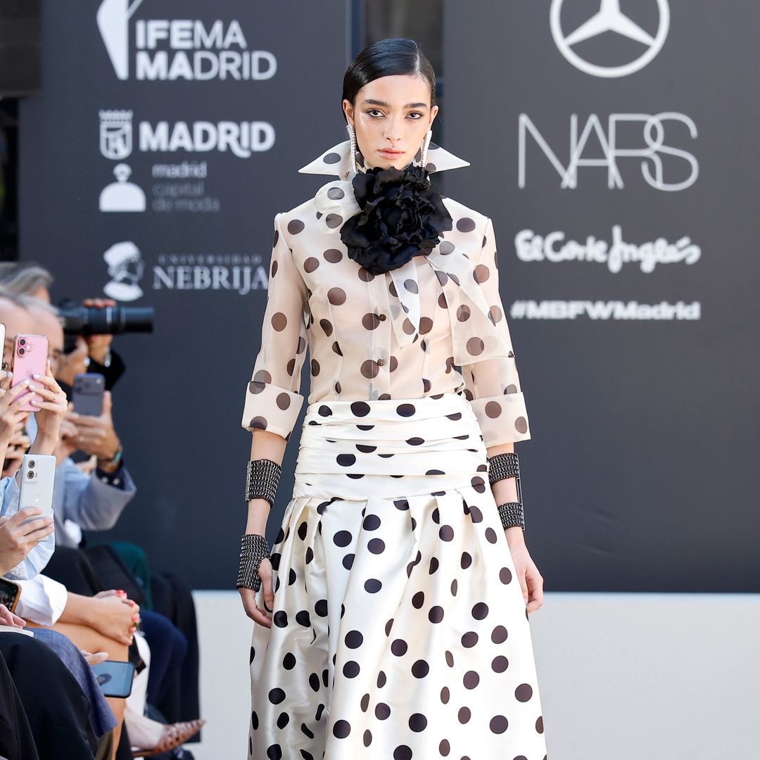 Así imagina Malne que vestirían las icónicas musas francesas en 2027: chaquetas con hombreras, faldas voluminosas y vestidos de satén