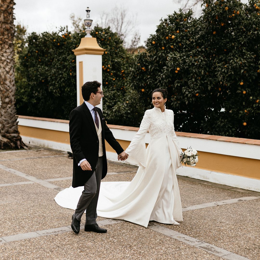 La boda de Aurora en Lucena (Córdoba): un abrigo con bordados inspirados en sus pendientes y un velo añadido a última hora 