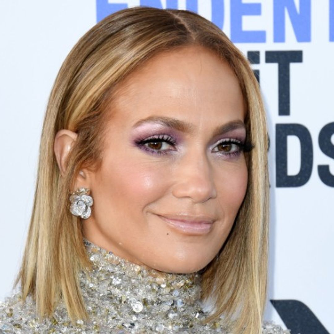 De Zara a Jennifer Lopez, el malva llega a los looks de invitadas más potentes