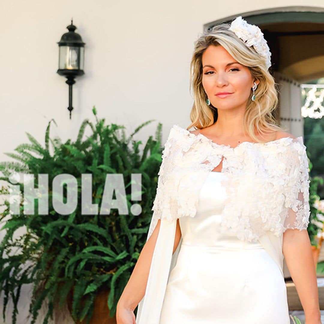 PRIMICIA. El vestido de novia de Cristina Serrano al detalle: de su traje con capa bordada a sus pendientes vintage