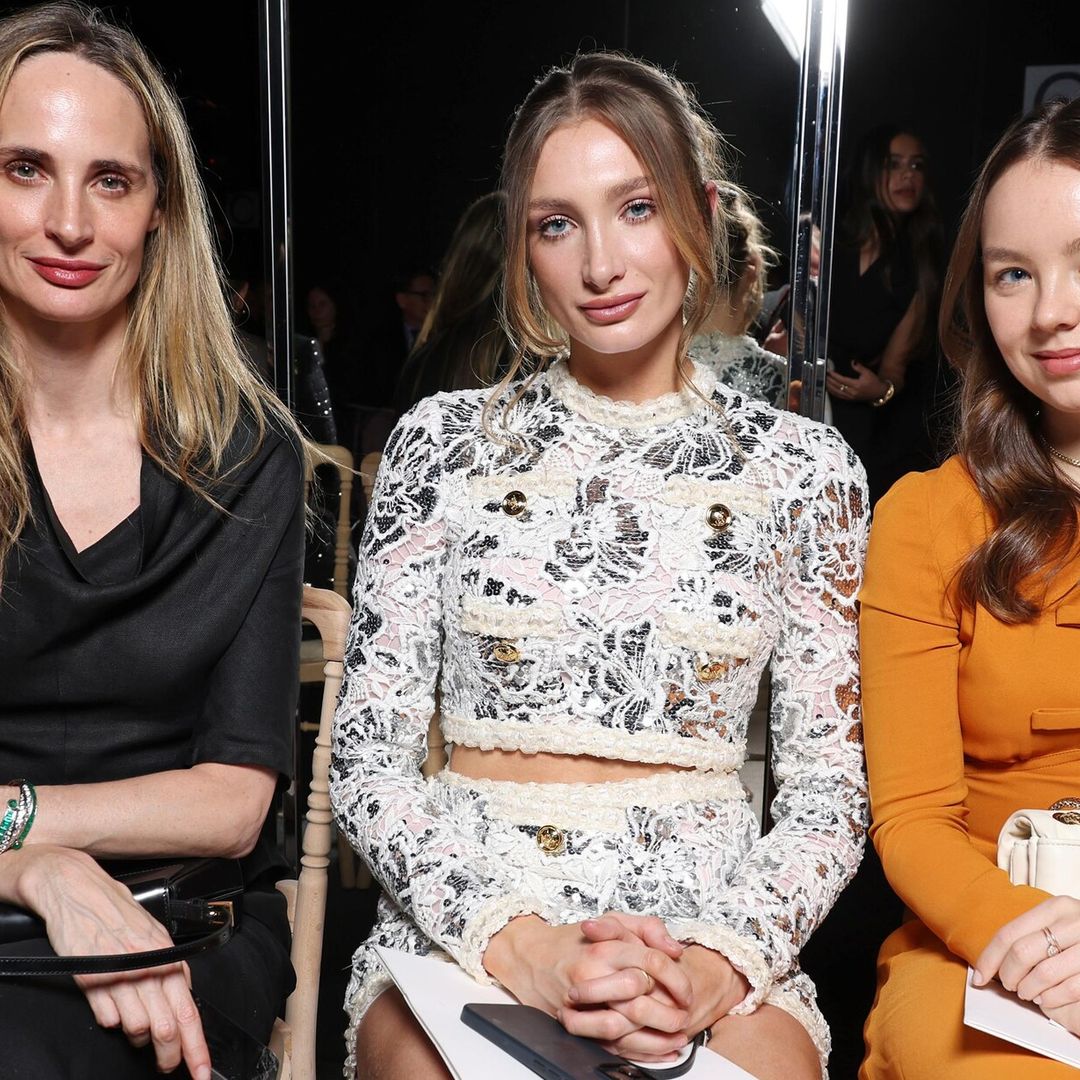 Mathilde Pinault y Alexandra de Hannover viven el desfile de Giambattista Valli en París
